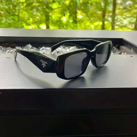 NWT Prada Milano Sunglasses NWT Prada Italy Round Sunglasses SPR 55V Gradient Purple  main image 4